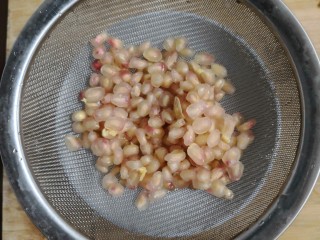 10、石榴气泡鸡尾酒,把石榴汁，过滤出来，剔除籽