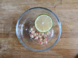 14、石榴气泡鸡尾酒,把柠檬片，放入杯中