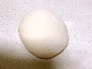 2、什锦虾仁猫耳面,和成柔软的面团,盖上保鲜膜静止20分钟