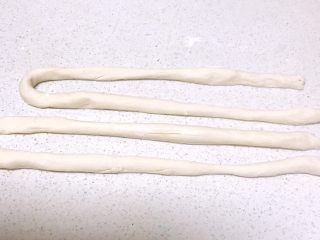3、什锦虾仁猫耳面,把饧好的面搓成直径7㎜左右的长条