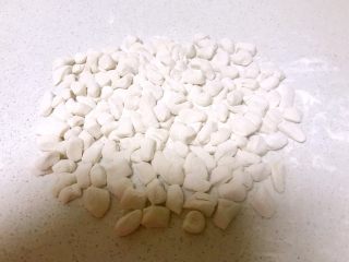 4、什锦虾仁猫耳面,把面条切成7㎜长的小块