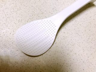 5、什锦虾仁猫耳面,取一个上面带走颗粒状的饭勺