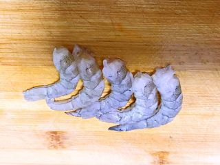 8、什锦虾仁猫耳面,鲜虾剥去头和皮,挑出虾线