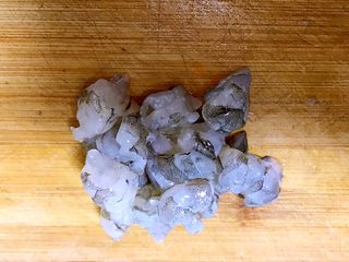 9、什锦虾仁猫耳面,把虾仁切成小块