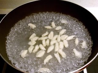 13、什锦虾仁猫耳面,锅内加入冷水烧开后加入猫耳面,煮至猫耳面飘上来就捞出来备用