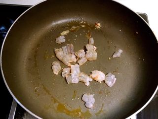 14、什锦虾仁猫耳面,锅内放少许大豆色拉油烧热后加入虾仁翻炒1分钟