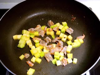 15、什锦虾仁猫耳面,加入南瓜丁翻炒1分钟