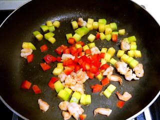 16、什锦虾仁猫耳面,加入彩椒丁翻炒均匀