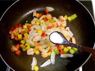 18、什锦虾仁猫耳面,加入精盐调味