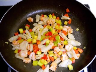 19、什锦虾仁猫耳面,翻炒均匀