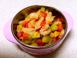 20、什锦虾仁猫耳面,什锦虾仁猫耳面做好出锅了,颜色艳丽,鲜香软糯