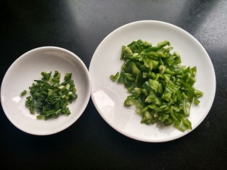 5、腊肠炒饭,青椒，香葱切碎。