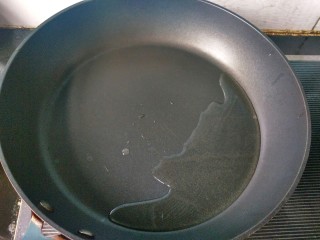 6、腊肠炒饭,锅内放油，烧热。