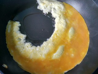 7、腊肠炒饭,打散的鸡蛋倒入锅中，炒熟盛出。