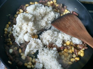 10、腊肠炒饭,倒入米饭，翻炒。