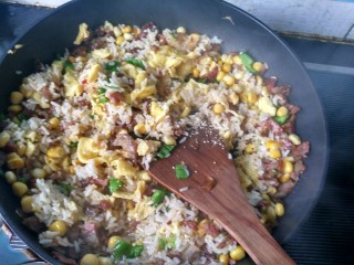 13、腊肠炒饭,放适量鸡精，翻炒，香气四溢，可以出锅了。