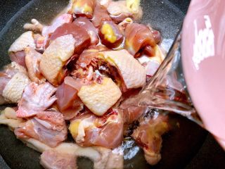 5、大盘鸡,把剁好的鸡肉放入锅里，加入冷水焯一下血水，水以盖过鸡肉为准