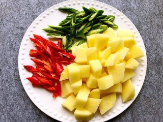 7、大盘鸡,土豆去皮切块，青红辣椒洗净切小块