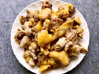 8、大盘鸡,鸡肉焯好血水用冷水冲洗干净，沥水待用