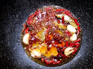 10、大盘鸡,加入豆瓣酱炒出红油