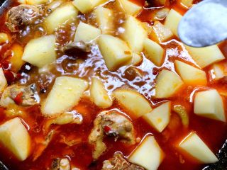 16、大盘鸡,加入3g盐，继续再煮15分钟