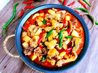 22、大盘鸡,上桌开吃了，来一大碗米饭