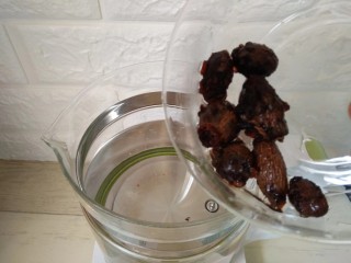 4、胖大海糖水,胖大海倒入