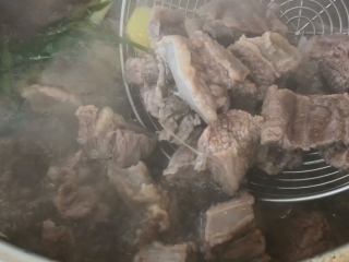 2、番茄牛肉汤,焯水后 捞出洗净备用