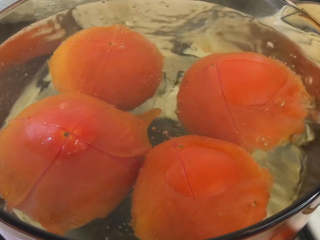3、番茄牛肉汤,4个番茄开水里汤一下 （建议6个番茄）