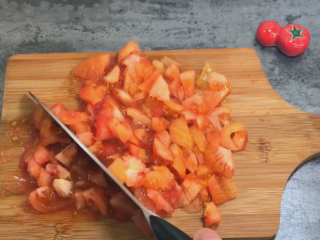 4、番茄牛肉汤,2个番茄切碎丁