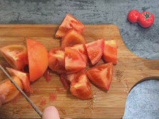 5、番茄牛肉汤,2个番茄切块