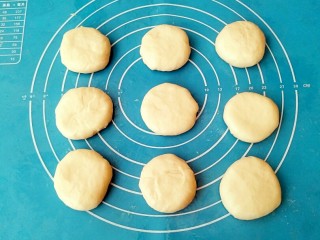 11、蟹壳黄烧饼,以此类推做好全部，盖上保鲜膜醒15分钟。