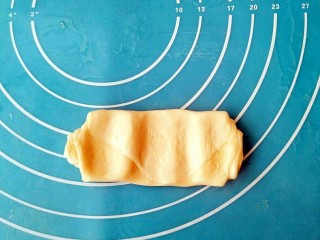 18、蟹壳黄烧饼,取一个剂子用擀面杖按压几下。