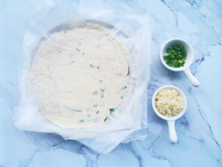 1、酱香饼,准备好所有食材。葱蒜切末。