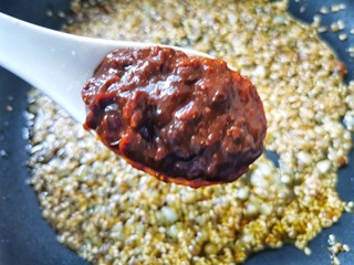 8、酱香饼,加一勺豆瓣酱，加半碗水淀粉，