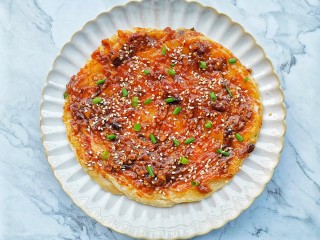 12、酱香饼,撒上葱花白芝麻，