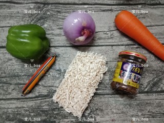 1、时蔬炒面,准备好所有的材料