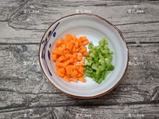 4、时蔬炒面,红萝卜削皮洗干净切成小丁，青椒洗干净去籽也切成小丁