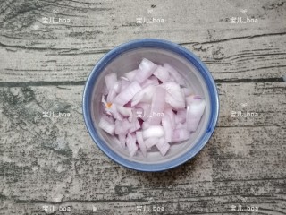 5、时蔬炒面,洋葱洗干净切丁