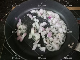 7、时蔬炒面,起锅热油，放入洋葱炒出香味