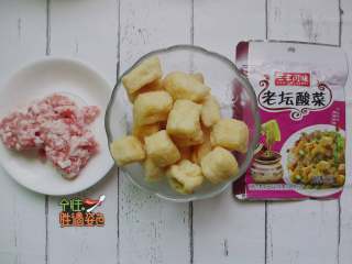1、豆腐泡塞肉,准备食材