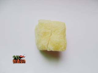 3、豆腐泡塞肉,用刀在豆腐泡上切一个口