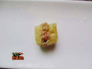 4、豆腐泡塞肉,把肉馅填进去