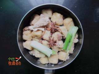 6、豆腐泡塞肉,锅里到少许油,把肉馅的一面小火煎一分钟,加入八角。葱段、姜片