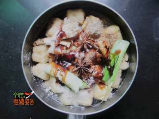 7、豆腐泡塞肉,加点生抽,少许老抽,蚝油。加水