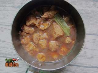 8、豆腐泡塞肉,中火焖煮8分钟左右,大火把酱汁收至浓稠即可