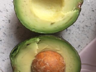 2、牛油果虾仁意面,2️⃣ 牛油果????横剖，转开。