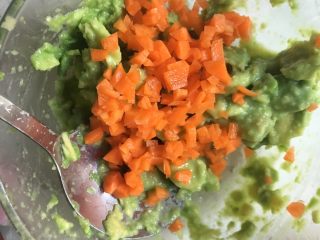 6、牛油果虾仁意面,6️⃣ 倒入牛油果泥中，搅拌均匀。