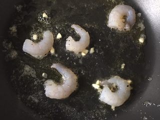 9、牛油果虾仁意面,9️⃣ 倒入腌好的虾仁????，小火翻炒2分钟。