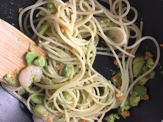 11、牛油果虾仁意面,1️⃣1️⃣ 放入意面，搅拌3分钟至均匀，出锅前倒入少量盐调味。